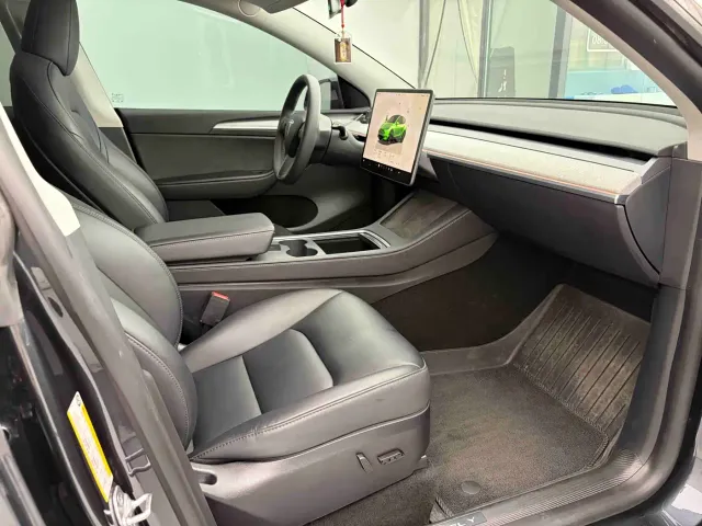 Tesla Model Y — Фото автомобиля 6