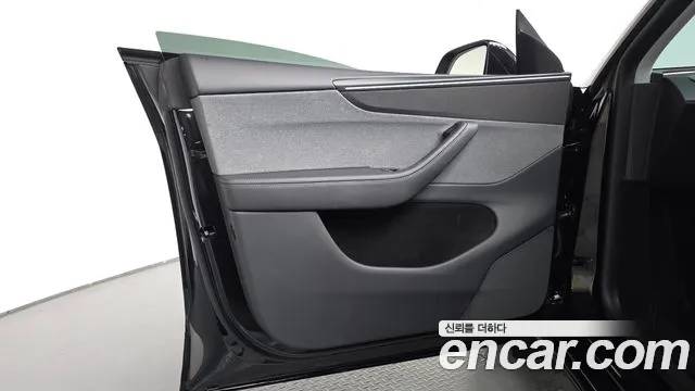 Tesla Model Y — Фото автомобиля 21