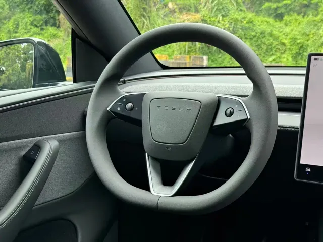 Tesla Model Y — Фото автомобиля 8