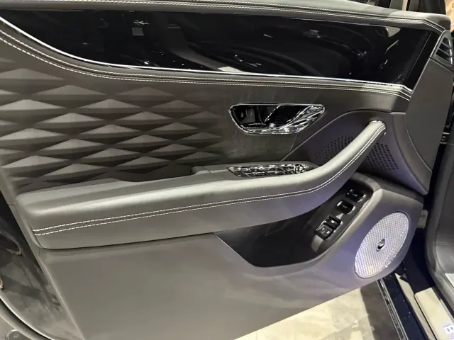 Bentley Flying Spur — Фото автомобиля 12