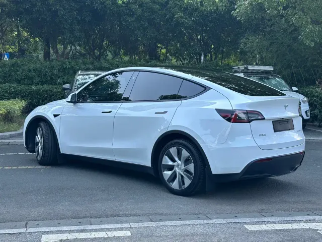Tesla Model Y — Фото автомобиля 6