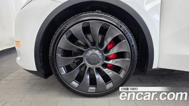 Tesla Model Y — Фото автомобиля 5