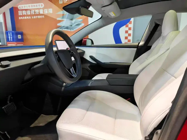 Tesla Model 3 — Фото автомобиля 6