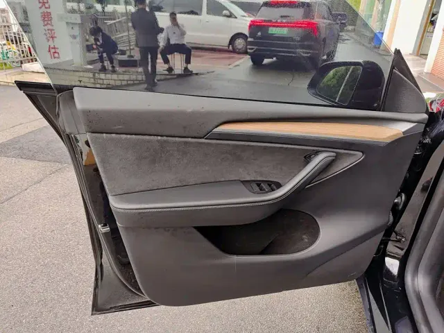 Tesla Model Y — Фото автомобиля 6