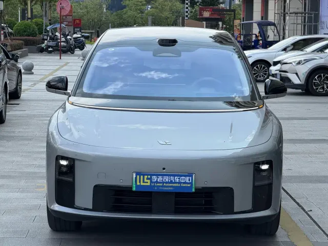 Li Auto i8 — Фото автомобиля 2