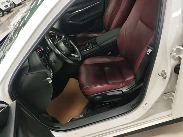 Mazda Axela — Фото автомобиля 14