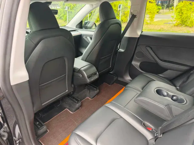 Tesla Model Y — Фото автомобиля 24