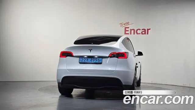 Tesla Model Y — Фото автомобиля 3