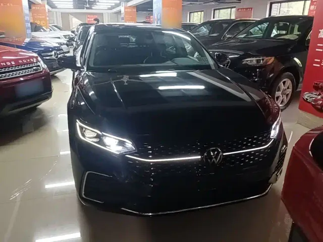 Volkswagen Passat — Фото автомобиля 2