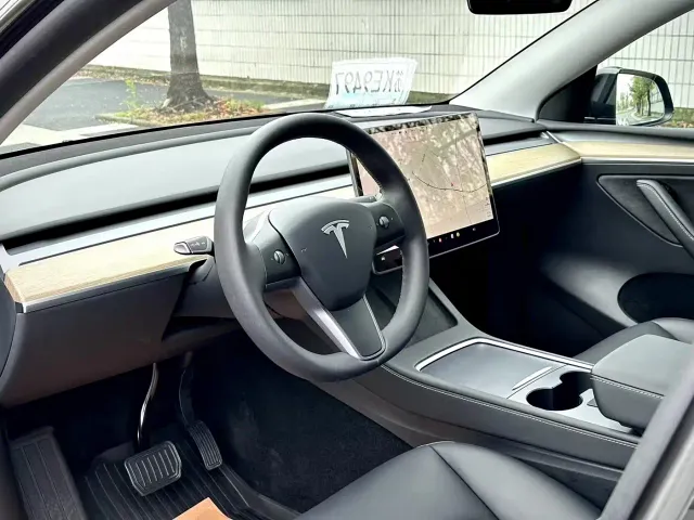 Tesla Model Y — Фото автомобиля 5
