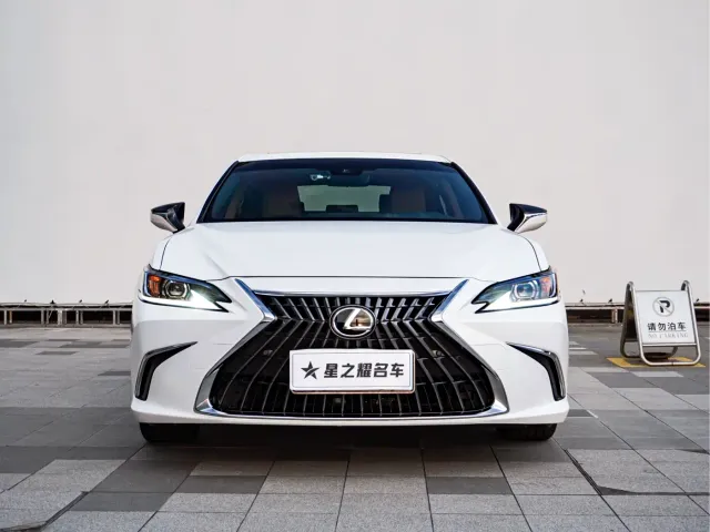 Lexus ES — Фото автомобиля 3