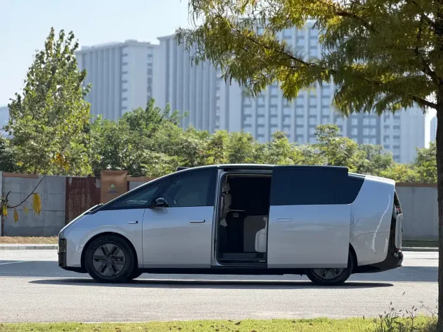 Li Auto MEGA — Фото автомобиля 23