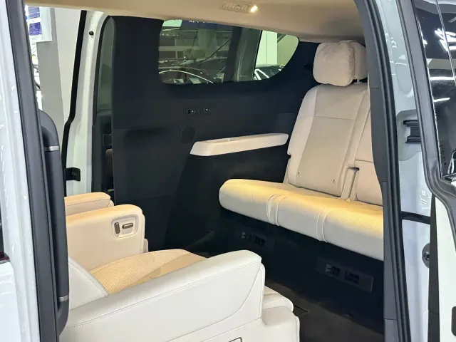 Li Auto MEGA — Фото автомобиля 13