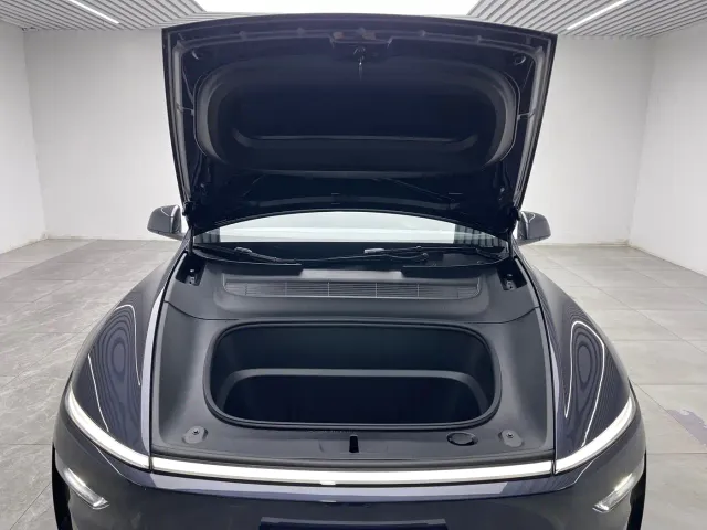 Tesla Model Y — Фото автомобиля 9