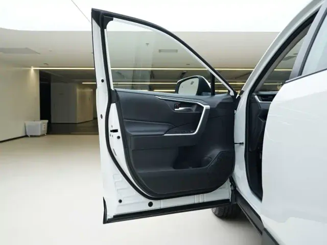 Toyota RAV4 Rongfang 2023 2.0L CVT 2WD Fashion Edition — Фото автомобиля 15