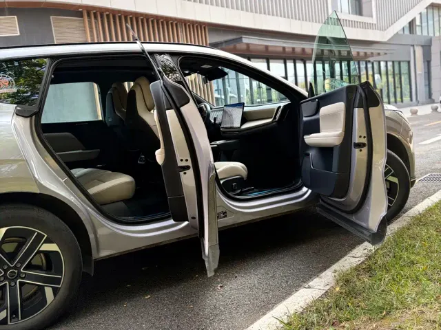 Volvo XC70 Plug-in Hybrid — Фото автомобиля 12