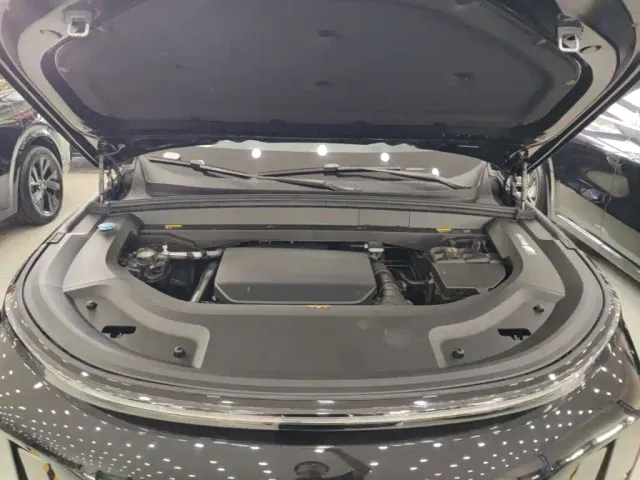 Li Auto L8 — Фото автомобиля 19