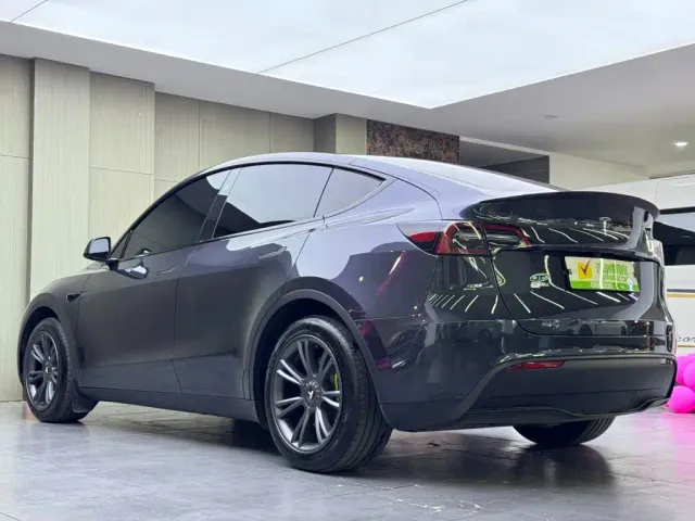 Tesla Model Y — Фото автомобиля 6