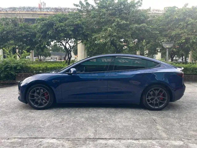 Tesla Model 3 — Фото автомобиля 9
