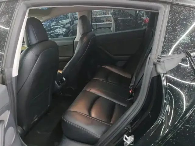 Tesla Model 3 — Фото автомобиля 11