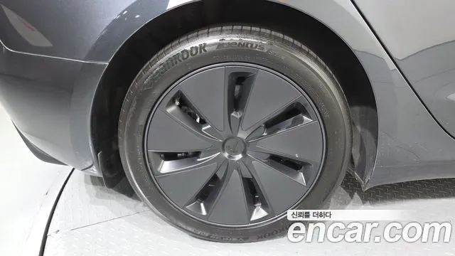 Tesla Model 3 — Фото автомобиля 5