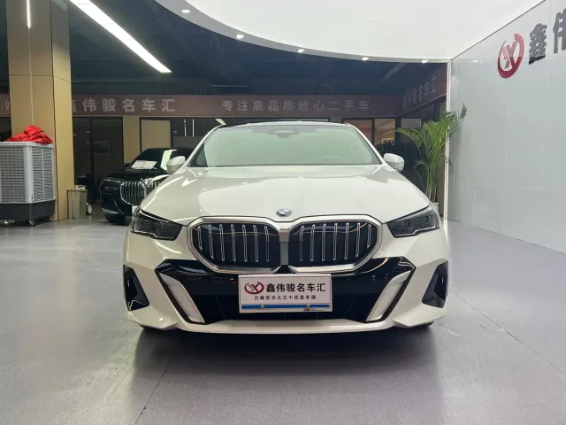 BMW 5 Series — Фото автомобиля 3