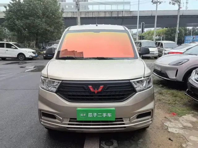Wuling Hongguang V — Фото автомобиля 2