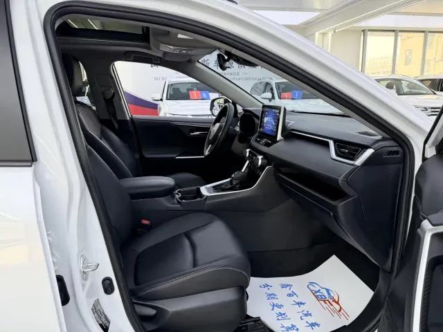 Toyota RAV4 — Фото автомобиля 6