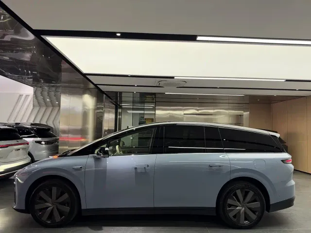Li Auto i8 — Фото автомобиля 14