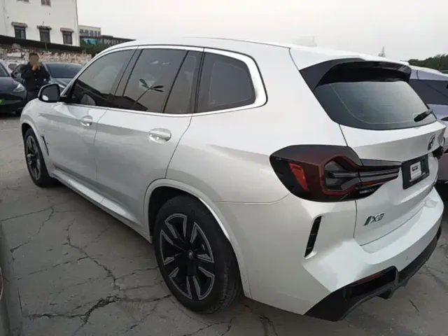 BMW iX3 — Фото автомобиля 4