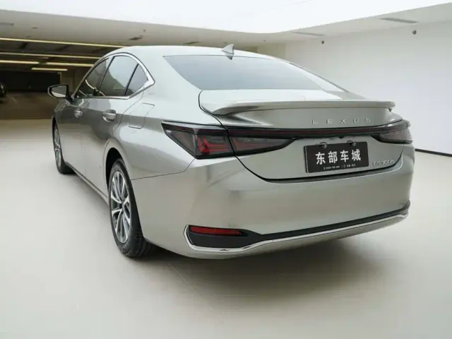 Lexus ES — Фото автомобиля 4