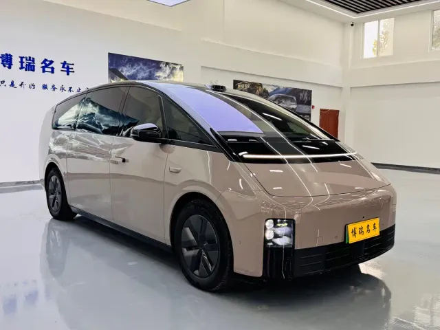 Li Auto MEGA — Фото автомобиля 3
