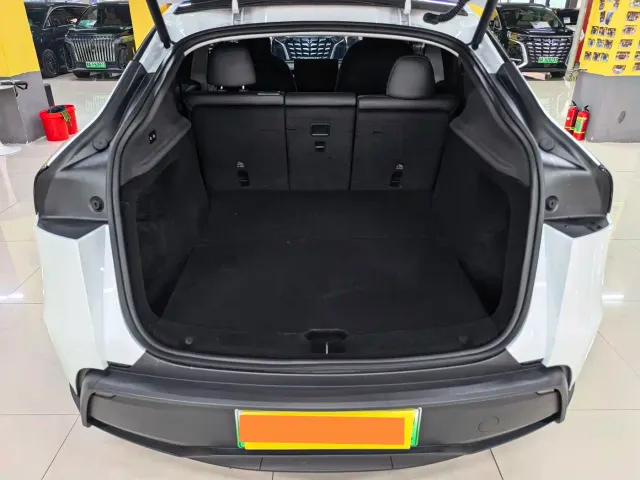 Tesla Model Y — Фото автомобиля 13