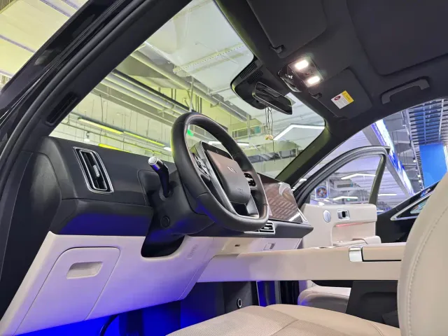 Li Auto L8 — Фото автомобиля 11