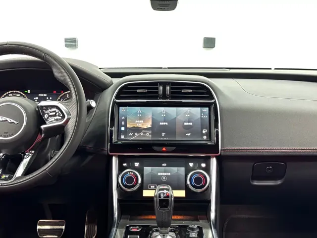 Jaguar XEL — Фото автомобиля 10