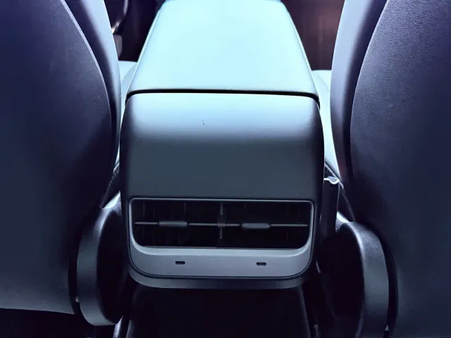 Tesla Model Y — Фото автомобиля 17