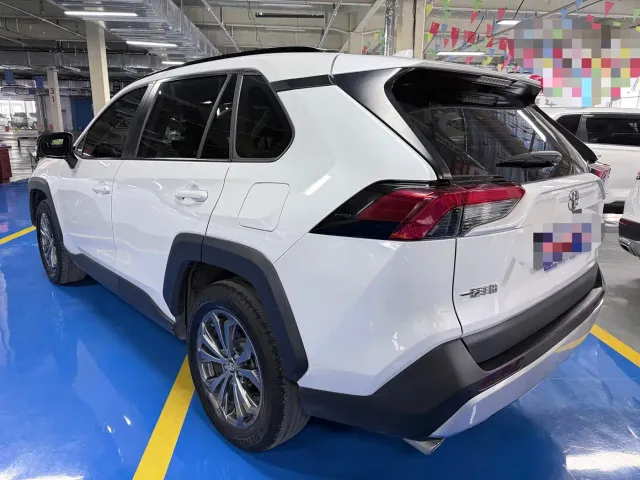 Toyota RAV4 — Фото автомобиля 17