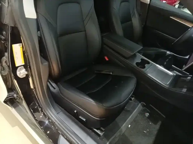Tesla Model 3 — Фото автомобиля 24