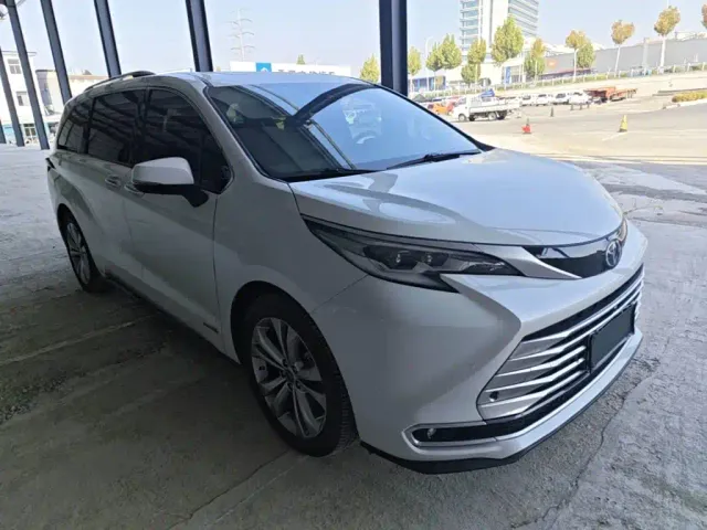 Toyota Sienna — Фото автомобиля 3