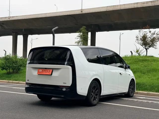 Li Auto MEGA — Фото автомобиля 16