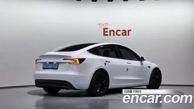 Tesla Model 3 — Фото автомобиля 2