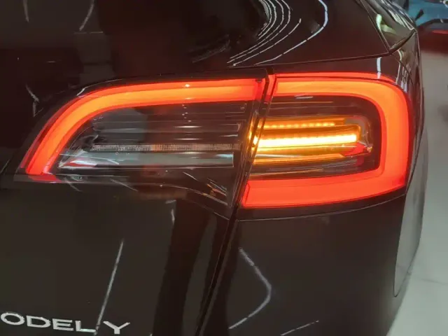 Tesla Model Y — Фото автомобиля 7