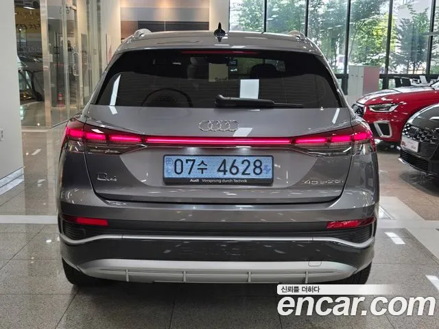 Audi Q4 e-tron — Фото автомобиля 4