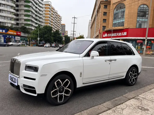 Rolls-Royce Cullinan — Фото автомобиля 3