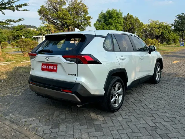 Toyota RAV4 — Фото автомобиля 6