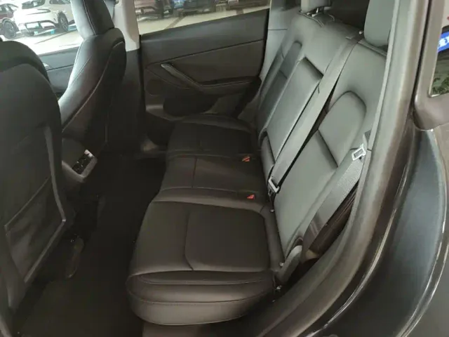 Tesla Model Y — Фото автомобиля 16