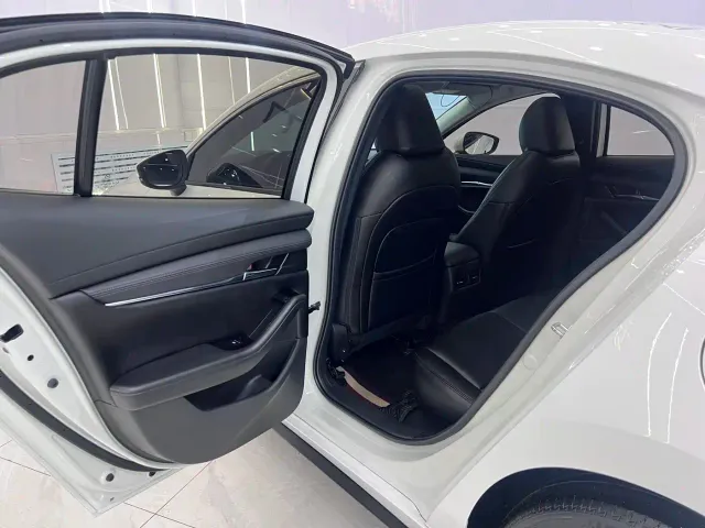 Mazda Axela — Фото автомобиля 12