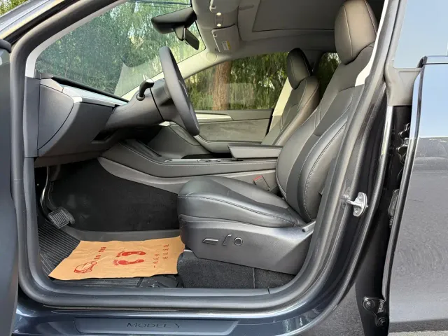 Tesla Model Y — Фото автомобиля 11