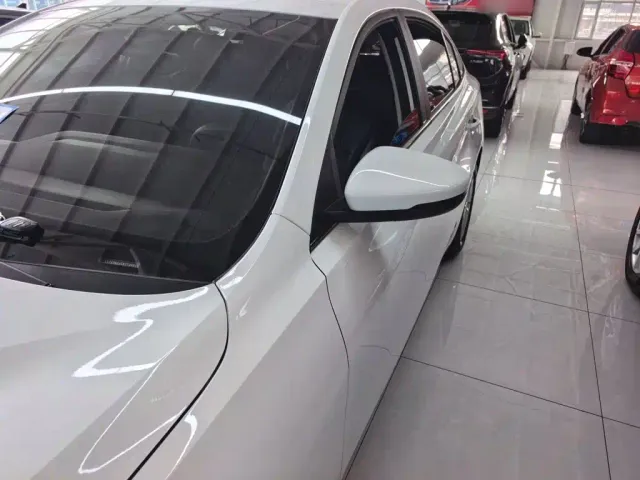 Roewe i5 — Фото автомобиля 4
