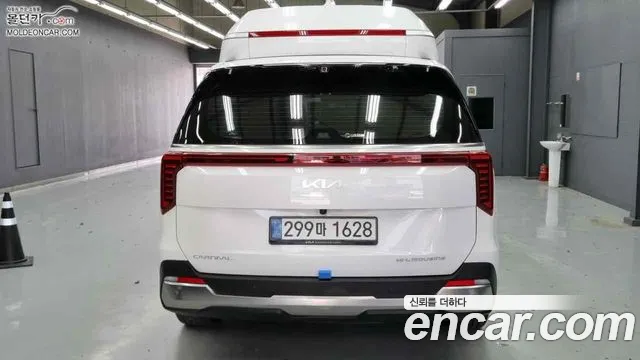 Kia Carnival Generation 4 — Фото автомобиля 4